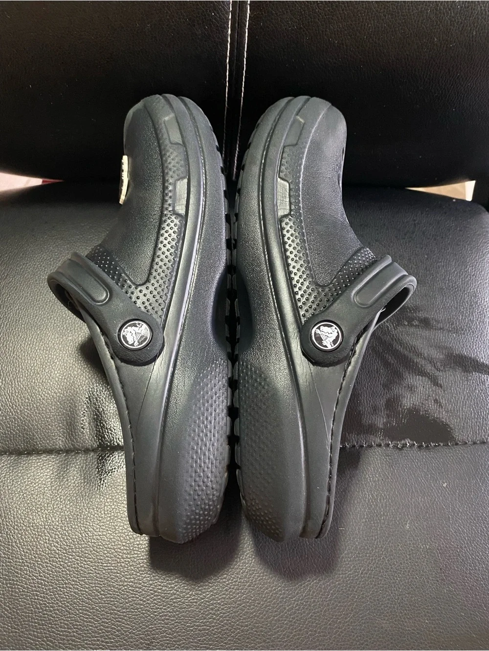 CROCS Dual Comfort Clog in Black with Character Jibbitz Size 5 Mens 7 Women’s